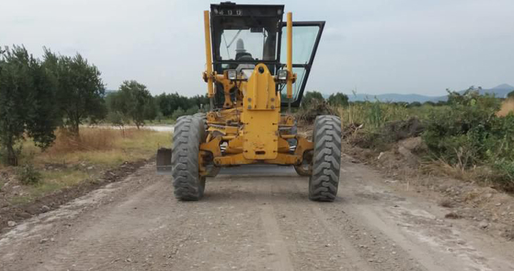 Akhisar Belediyesi zeytin hasadı öncesi arazi yollarının bakımına devam ediyor