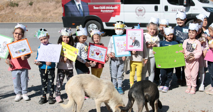 Akhisar Belediyesi Mahalle Kreşi minikleri can dostları ile buluştu