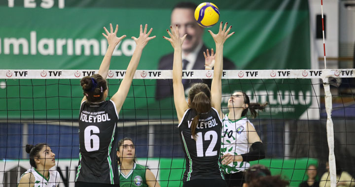 Akhisar Belediye voleybol evinde Salihli Belediye’ye kaybetti