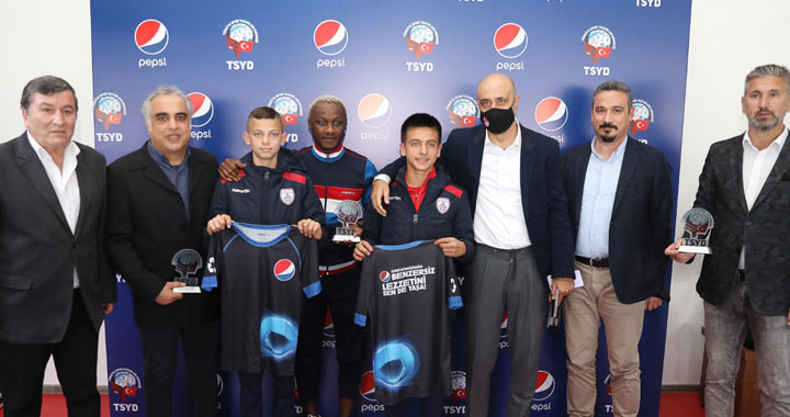 Futbolun efsaneleri Pepsi ‘Yıldız Futbolcu Seminerleri”nde  genç futbolseverlerle İzmir’de buluştu