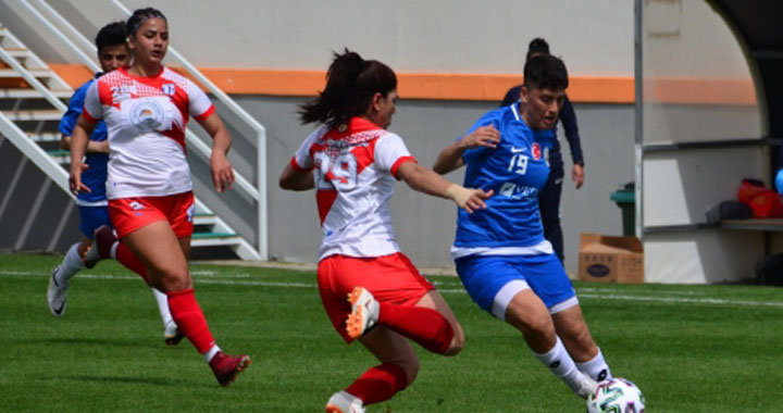 Akhisar’da ilk kez kadınlar futbol ligi maçı yapılacak