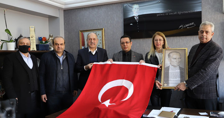 ATSO’dan tüm okullara Türk Bayrağı ve Gençliğe Hitabe hediyesi