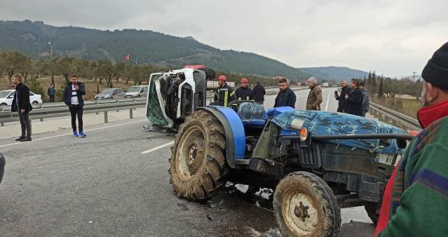 Minibüsle traktörün çarpışması sonucu 3 kişi yaralandı