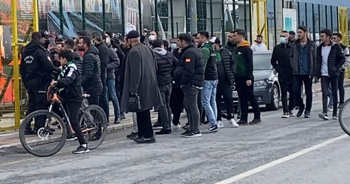 Akhisarspor – Pendikspor maçı sonrası protesto!