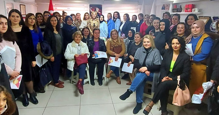 Pınar Gören Kadınlar gününü pasta keserek kutladı