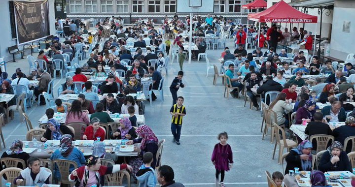 Akhisar Belediyesi iftar sofrası Cumhuriyet ve Hacıishak’da kuruldu