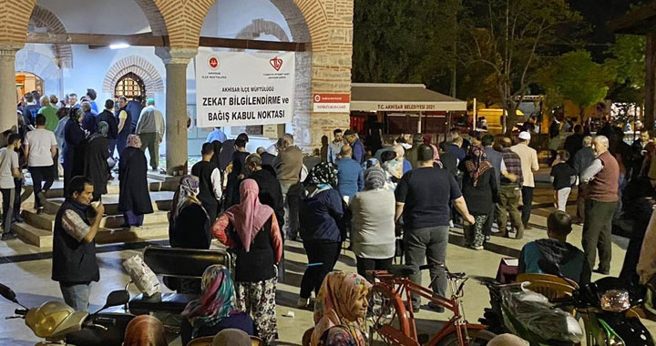 Akhisar Belediyesi Kadir Gecesi bereketini vatandaşlarla yaşadı