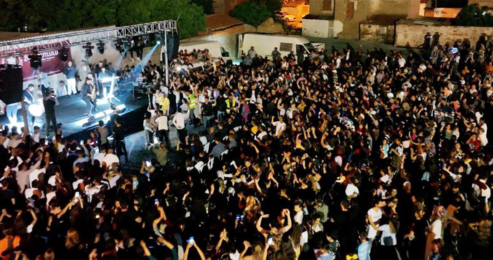 Akhisar Genç Roman Derneği muhteşem konserlerle açıldı