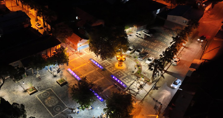 Akhisar Belediyesi’nin meydan projesi, Kayalıoğlu’na renk kattı