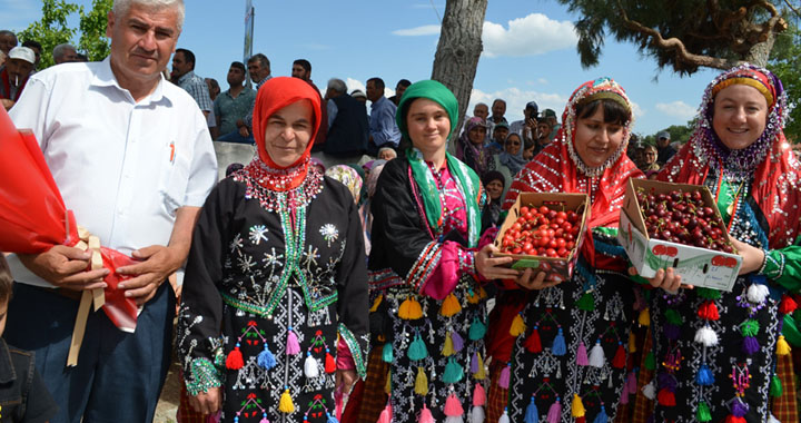 Börezliler kiraz şenliği yaptı