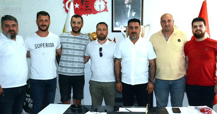 Akhisarspor Başkanı Özay Alkan basın açıklaması yaptı