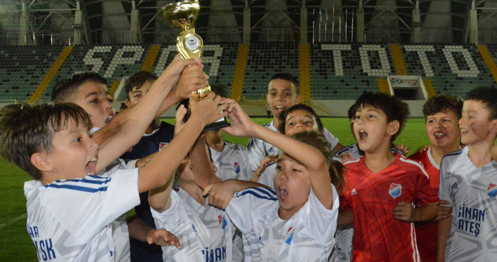 Asu Günsel 3. Geleneksel futbol turnuvasında Yıldırımspor şampiyon