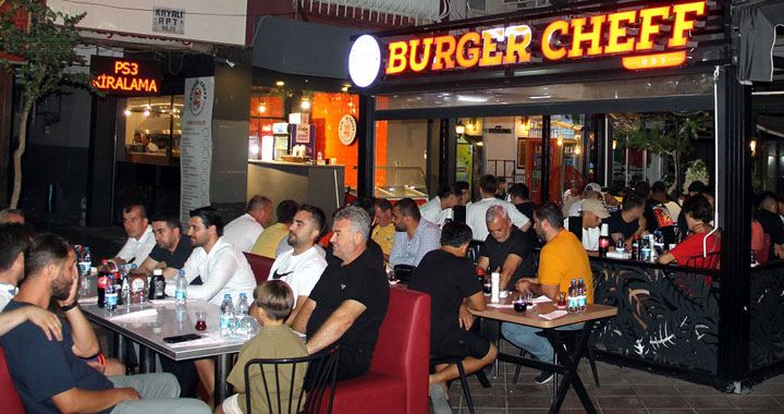 Akhisarsporlu Futbolculara BURGER CHEFF’ de akşam yemeği