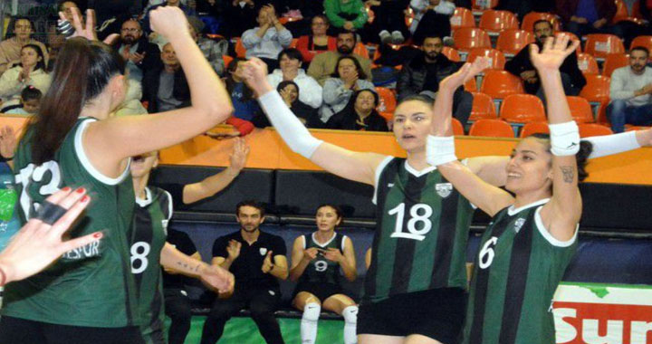 Akhisar Belediye Kadın Voleybol, Bergama Belediyeyi 3-0 mağlup etti