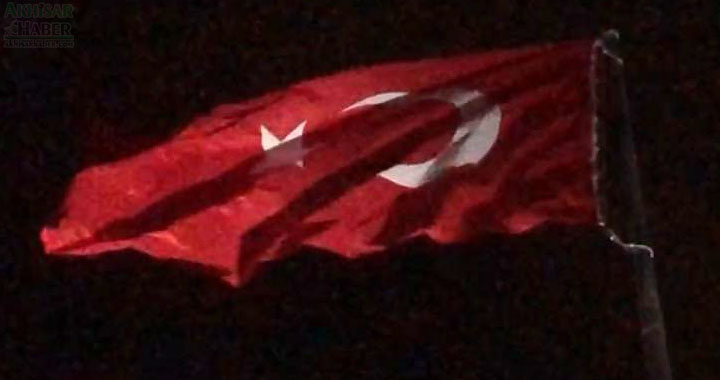 Akhisar’da Dev Türk Bayrağı Göndere Çekildi