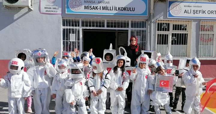 Alper Gezeravcı’ya hoş geldin etkinliği için Astronot kıyafetleri giydiler