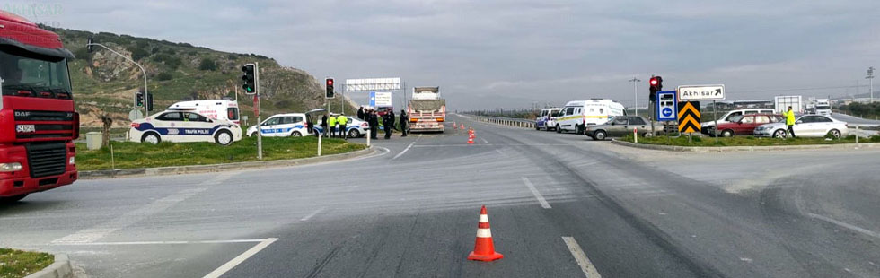 Akhisar’da Kavşakta Meydana Gelen Trafik Kazasında 3 Kişi Hayatını Kaybetti