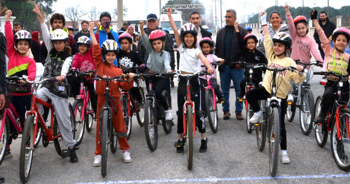 Minikler bisikletçiler bisiklet etkinliğinde pedal çevirdiler