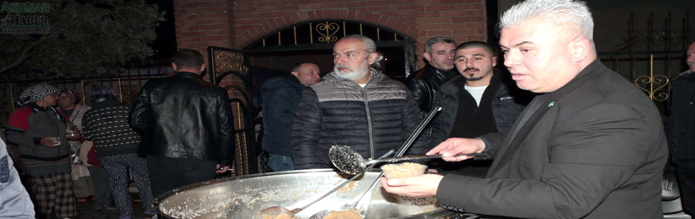 İYİ Partili Hüseyin Ali Doğan, Berat Kandilinde vatandaşlara helva ikram etti