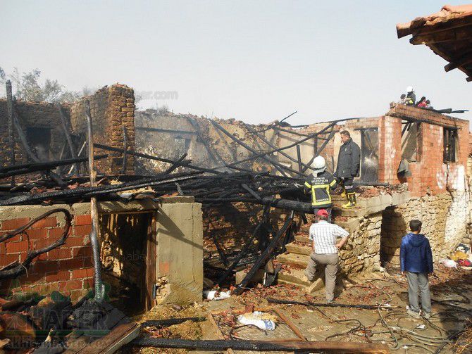 Akhisar Çıtak Mahallesinde 2 Katlı ev yandı