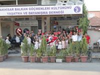 Balkan Göçmenleri Derneği öğrencilere belgelerini verdi