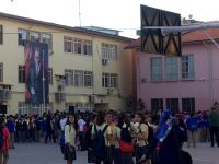 Akhisar’daki depremler okulu kullanılmaz hale getirdi