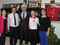 Dünya Şampiyonu Ayşe Begüm’den Belediye Başkanı Salih Hızlı’ya teşekkür