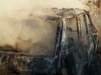Tarla yoluna park edilen otomobil yandı