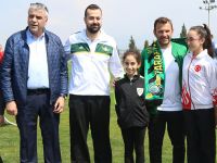 Akhisarlı Devler ve Cimnastikçilerden  Akhisarspor futbolcularına destek