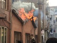 Akhisar’da yangında 2 ev kül oldu