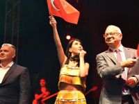 Hande Yener konserinde Akhisarlılar Gölete akın etti