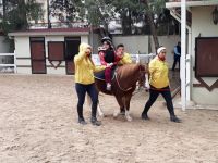 Özel öğrencilerin atlı terapi merkezi ziyareti