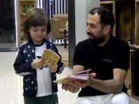 Akhisarlı berber traşa gelen çocuklara kitap hediye ediyor