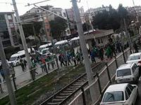 T.M. Akhisarspor ile Bursaspor taraftarı arasında olaylar çıktı 2 kişi yaralandı