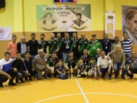 Hüseyin Çeçen ve Armağan Özeş Futsal turnuvasında şampiyon 1970 Akigo takımı oldu