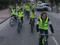 Perşembe Akşamı Bisikletçileri sağlık için pedal çeviriyor