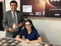 Ortaokul öğrencisi Beyza, ilk kitabını arkadaşları için imzaladı