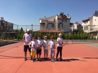 Akhisarlı minik tenisçiler Muğla’dan kupayla döndü