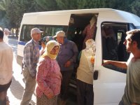 Tarım işçilerini taşıyan minibüste 30 kişi çıkınca görevliler şaşkına uğradı