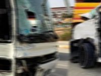 Akhisar’da iki yolcu aracı çarpıştı 1’i ağır 24 yaralı