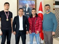Yunus Özürk, Şampiyon boksör Deniz’i ödüllendirdi
