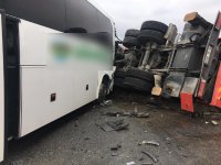 Otobüs ile vinç yüklü kamyon çarpıştı: 2’si ağır 17 yaralı!