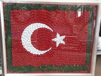 Zeytin çekirdeklerinden Türk Bayrağı tasarladılar
