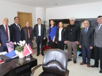 Akhisar Belediye Başkanı Besim Dutlulu, ziyaretçilerini kabul ediyor