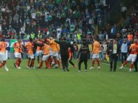 Rize’de olaylı maç. 90+7’de gelen golle Galatasaray liderliği aldı