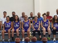 Akhisargücü Basketbol U-14 kız takımı kupasını aldı