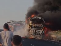 Akhisar-Balıkesir arası Gelenbe mevkiinde yolcu otobüsü yandı!