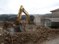 Akhisar'da hasarlı binaların yıkımı devam ediyor