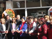 Şemsiye Cafe Akhisarlıların hizmetine açıldı
