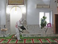 Akhisar Belediyesi camileri dezenfekte etmeye başladı